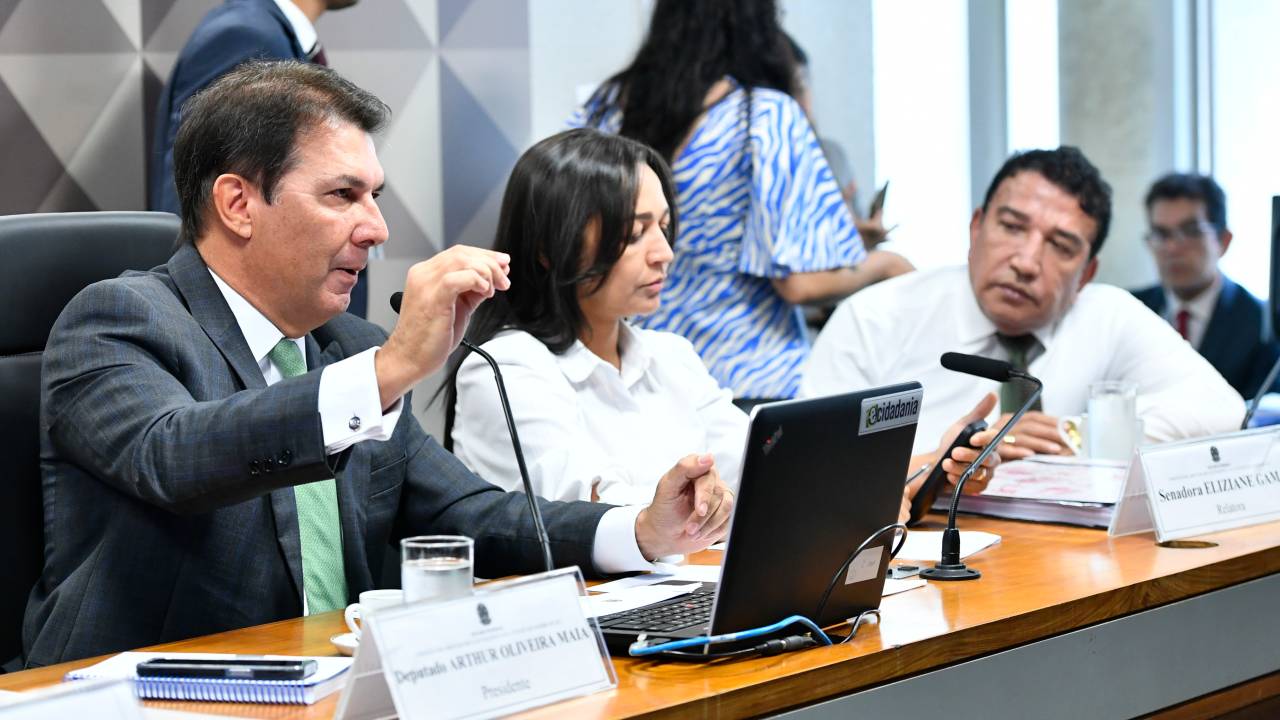 O presidente da CPMI do 8 de Janeiro, deputado Arthur Maia (União-BA), e a relatora da comissão, senadora Eliziane Gama (PSD-MA)