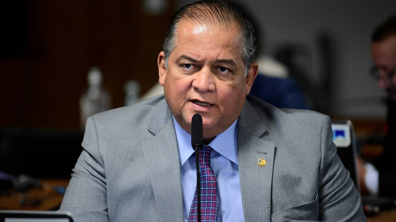 Comissão Temporária Interna sobre Inteligência Artificial no Brasil (CTIA) realiza reunião para instalação da comissão, que tem o objetivo de examinar os projetos concernentes ao relatório final aprovado pela Comissão de Juristas responsável por subsidiar a elaboração de substitutivo sobre Inteligência Artificial no Brasil, bem como eventuais novos projetos que disciplinem a matéria. Em pronunciamento, à bancada, senador Eduardo Gomes (PL-TO). Foto: Pedro França/Agência Senado