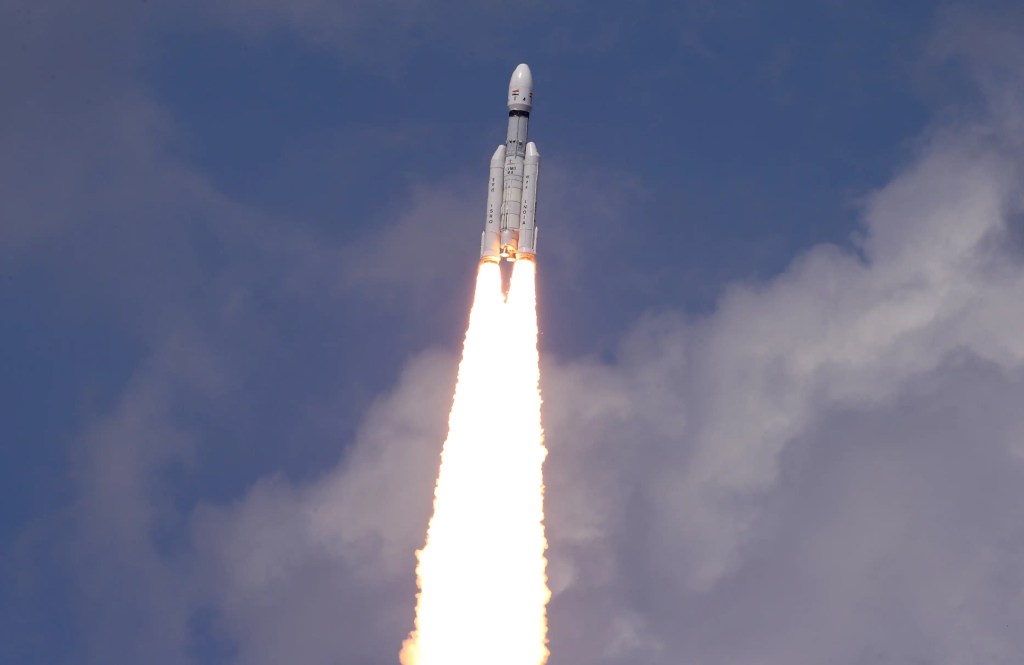 Nave indiana pousa com sucesso em solo lunar