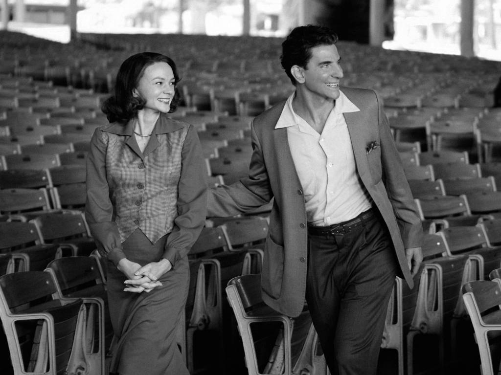 MAESTRO Carey Mulligan e Bradley Cooper como Leonard Bernstein no filme 'Maestro' -