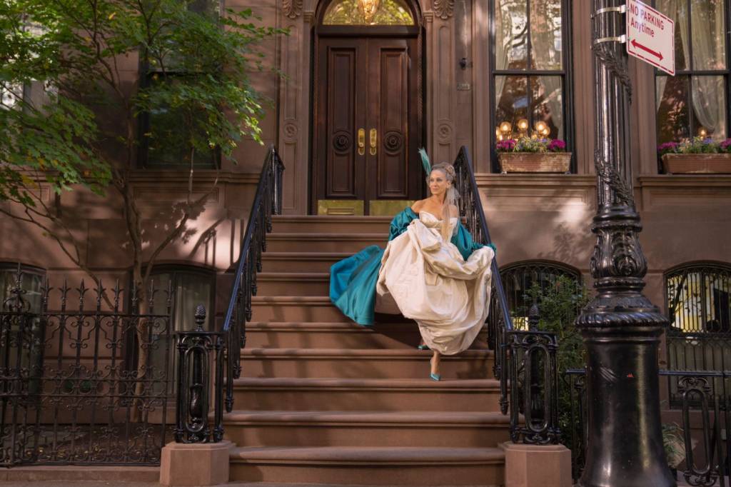 Design sem nome (45) Ao fim da estreia da segunda temporada, Carrie reutiliza seu famoso vestido de casamento, visto no primeiro filme derivado da série