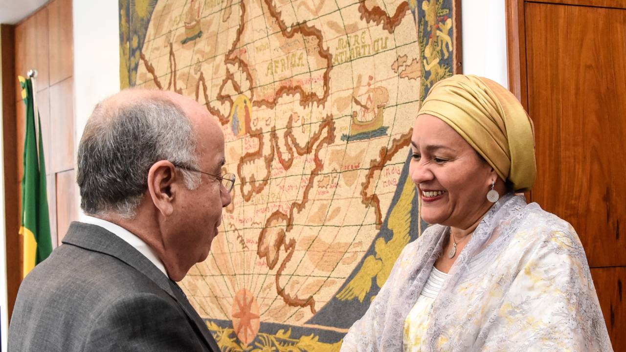 O ministro das Relações Exteriores do Brasil, Mauro Vieira (à esq.), e a vice-secretária-geral das Nações Unidas, Amina J. Mohammed (à dir.), durante encontro em Brasília. 1º/8/2023