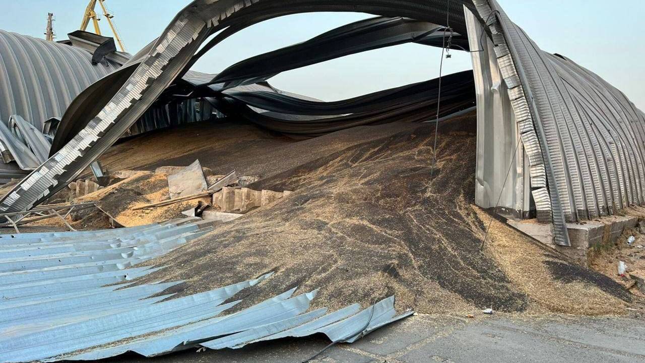 Ataques russos danificaram silos e armazéns em Reni, no rio Danúbio, deixando e pilhas de grãos e girassóis espalhados. 15/08/2023 -