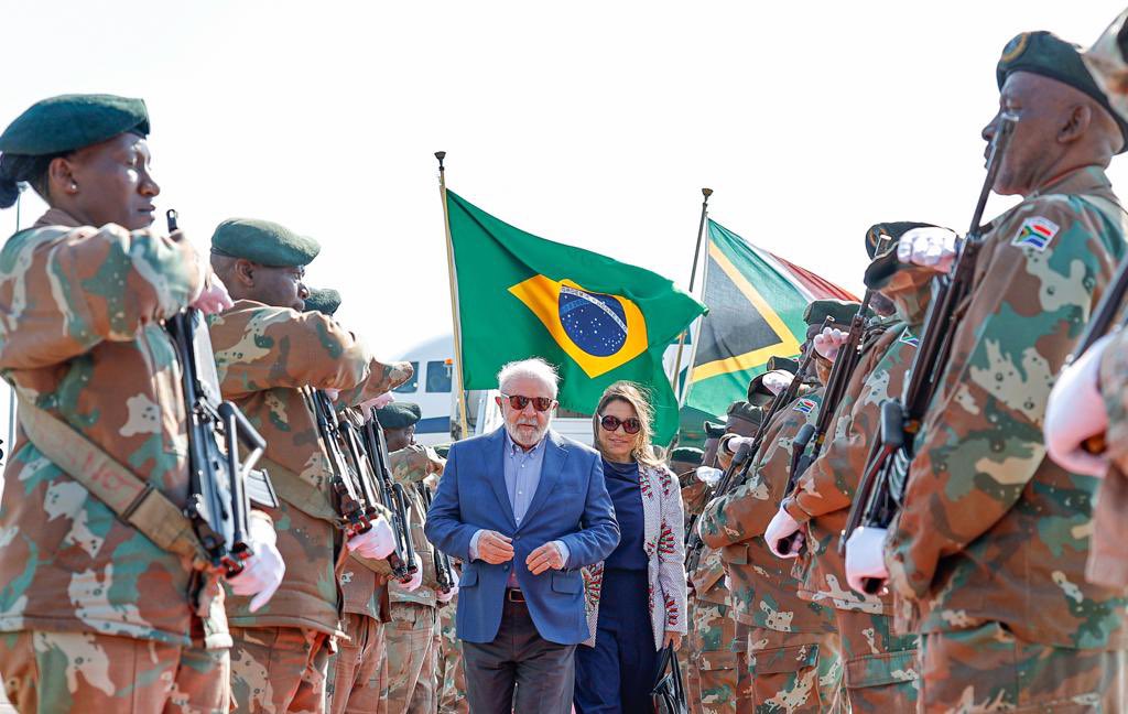 O presidente Luiz Inácio Lula da Silva (PT) chega a Johanesburgo, África do Sul, com a primeira-dama, Janja, para cúpula dos Brics. 21/08/2023 -