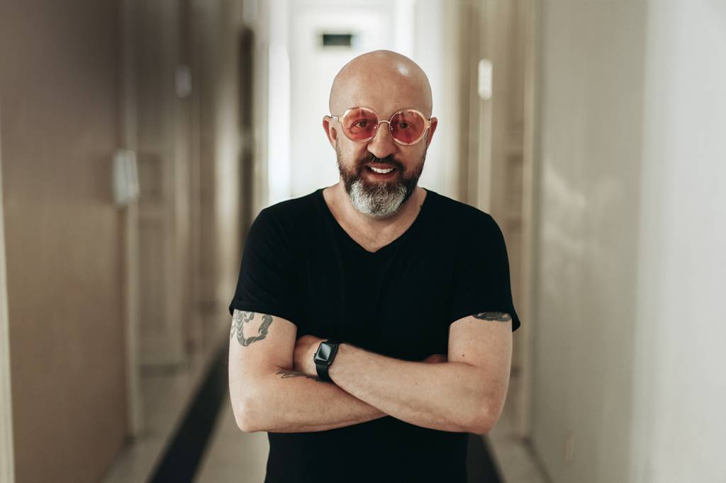 “Eu era um alienígena”, diz o escritor Fabricio Carpinejar sobre bullying na escola