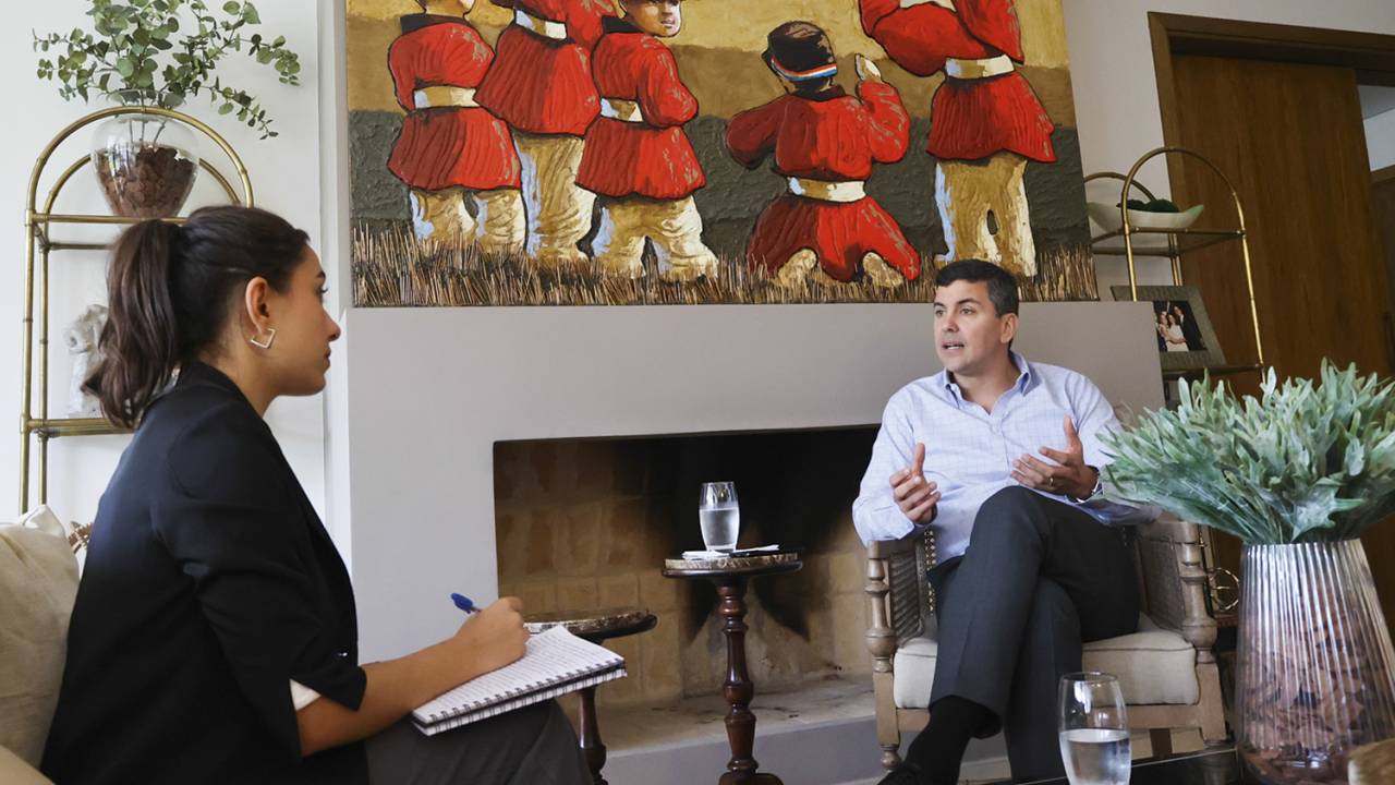 POLÍTICA - A repórter Amanda Péchy com o presidente eleito do Paraguai, Santiago Peña: personagem diferente do habitual