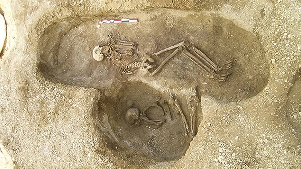 CEMITÉRIO ANCESTRAL - Norte da França: mais de 100 covas foram encontradas com fósseis de restos humanos