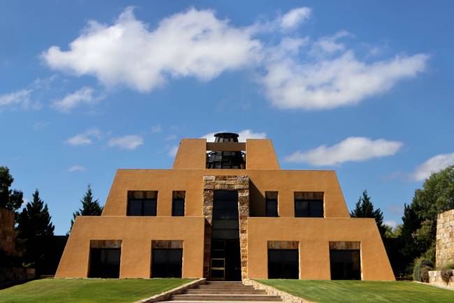 Iconic Wineries Of Mendoza A icônica pirâmide da Catena Zapata, na sede da vinícola em Mendoza, na Argentina -