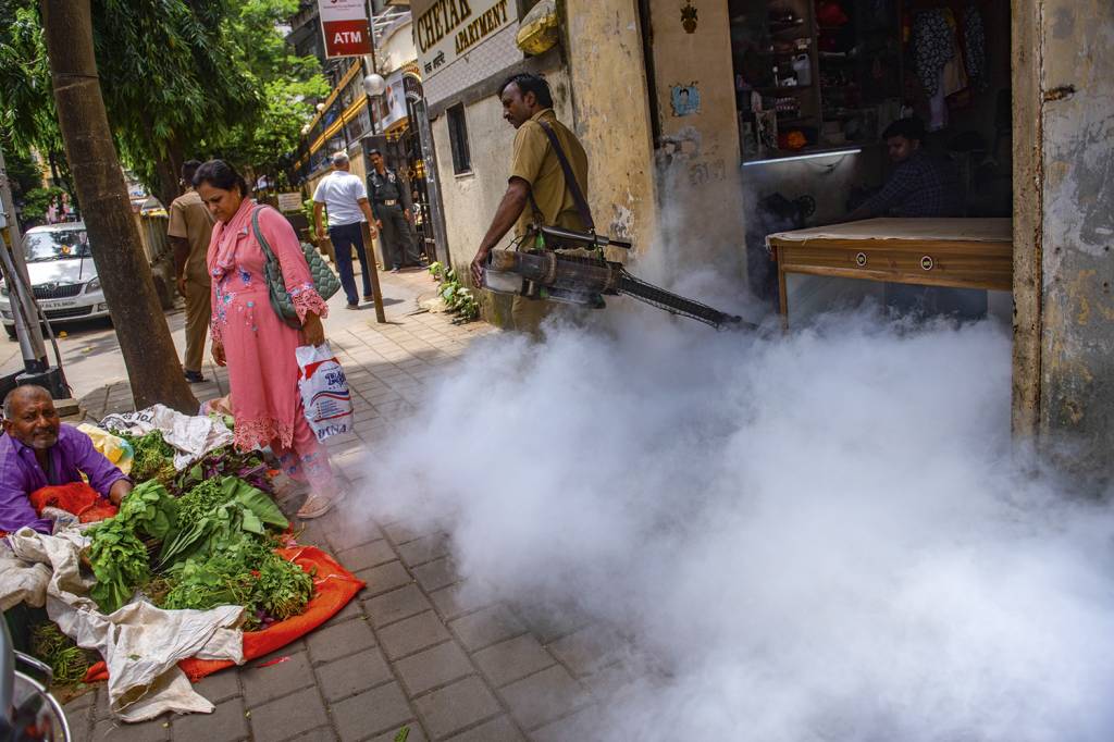 GettyImages-1242295772.jpg ÍNDIA - Fumacê para atacar a proliferação de mosquitos: no calor, doenças como dengue e malária se espalham mais