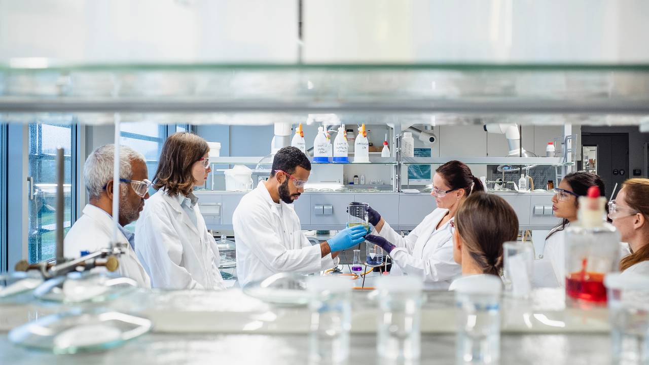 Cientistas realizam pesquisa científica em laboratório