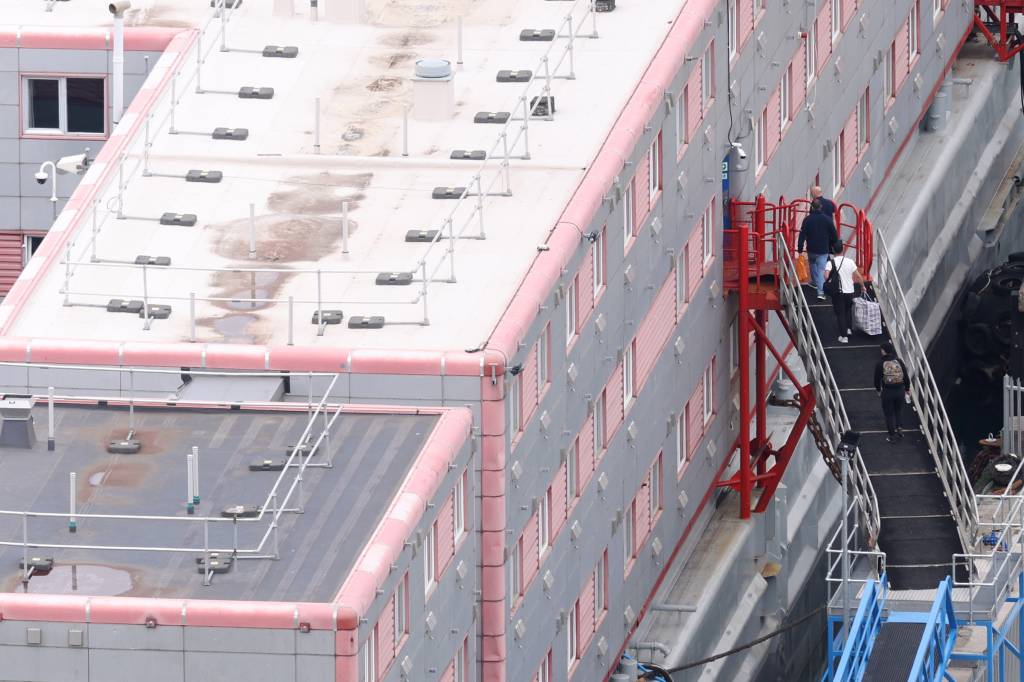 Condições em ‘barco prisão’ no Reino Unido causam tentativa de suicídio
