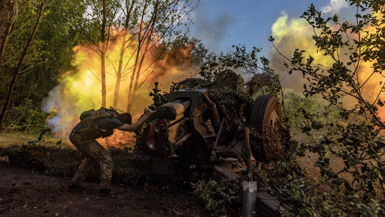Soldados ucranianos disparam com artilharia D-30 em posições russas na direção de Klishchiivka enquanto a guerra Rússia-Ucrânia continua em Donetsk, na Ucrânia. 12/08/2023