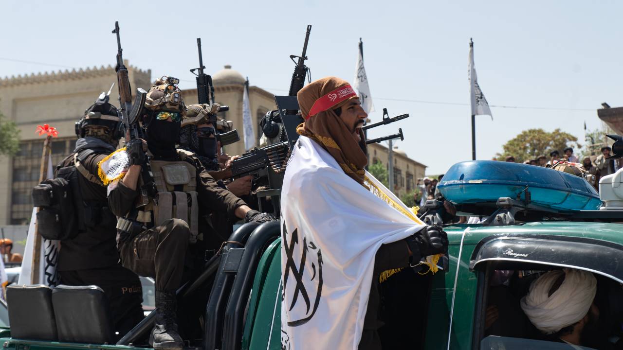 Apoiadores do Talibã desfilam pelas ruas de Cabul para comemorar os dois anos do grupo fundamentalista no poder do Afeganistão. 15/08/2023