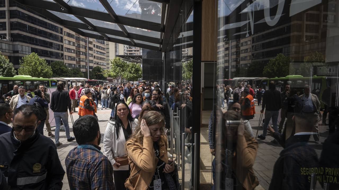 Moradores evacuam edifícios após um terremoto de magnitude 6,3 atingir Bogotá, na Colômbia. 17/08/2023