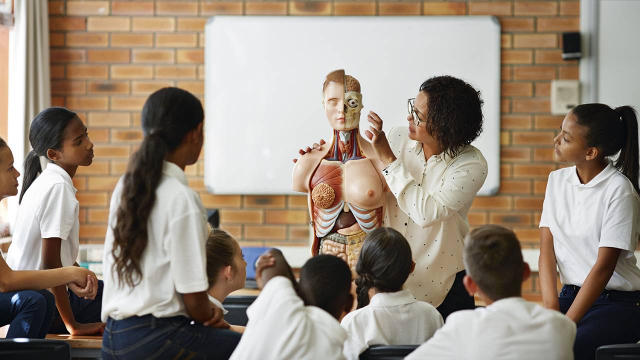 SEM TABU - Estudantes recebem orientação: diminuição de casos de doenças e gravidez na adolescência