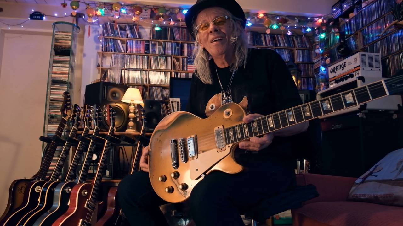 O guitarrista Luiz Sérgio Carlini mostra a guitarra onde compôs o solo de 'Ovelha Negra'