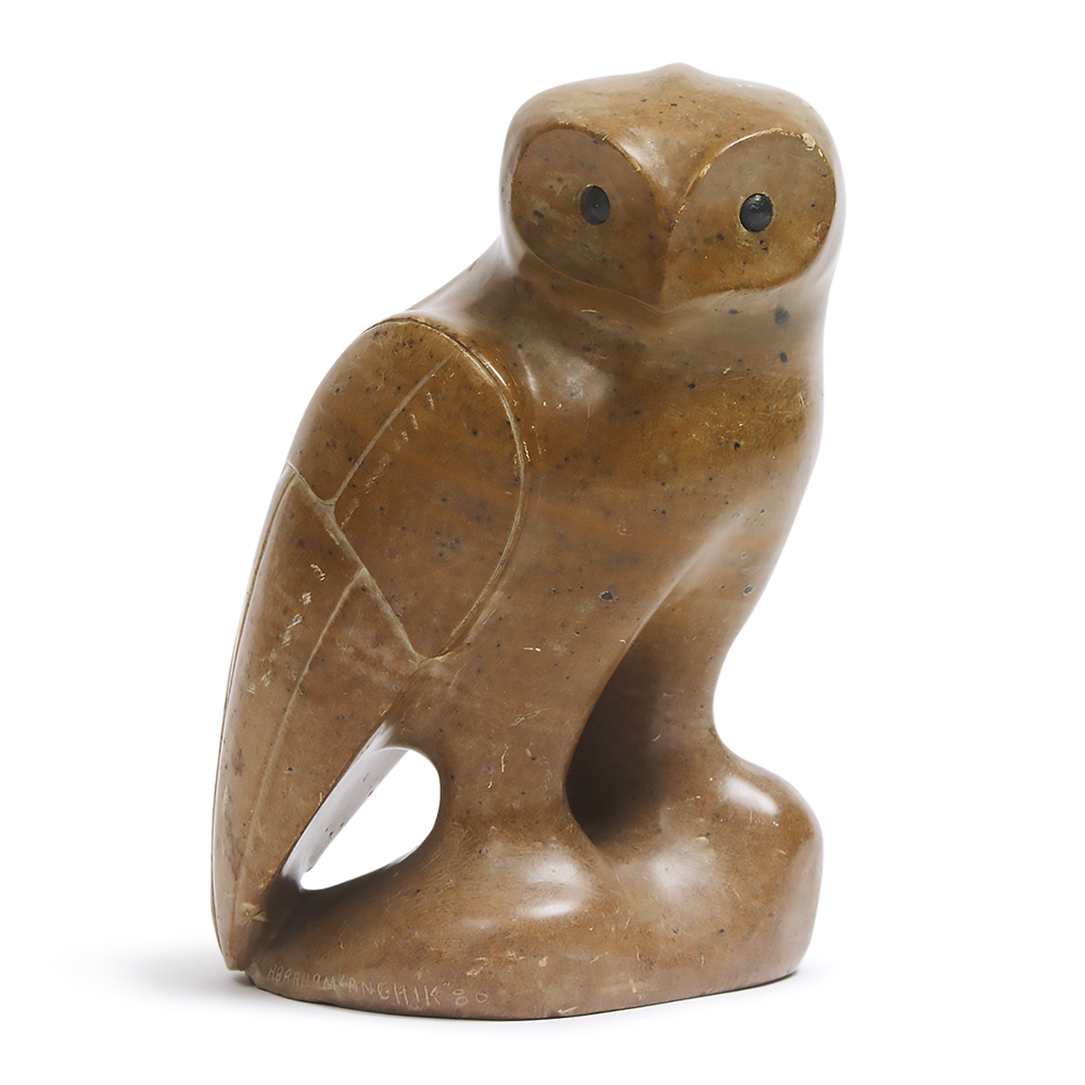 PAULATUK-OWL.jpg ABRAHAM ANGHIK RUBEN - Um dos principais ímãs de atenção do escultor tem sido a história do contato entre os vikings nórdicos e os inuítes, como ele. Paulatuk Owl, selecionada para a travessia, é uma homenagem a sua terra natal.