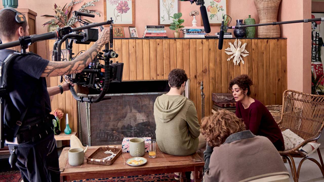 LUZ, CÂMERA E LÁGRIMAS - Juliana Paes (à dir.) em cena de Pedaço de Mim: busca do equilíbrio entre folhetins e séries