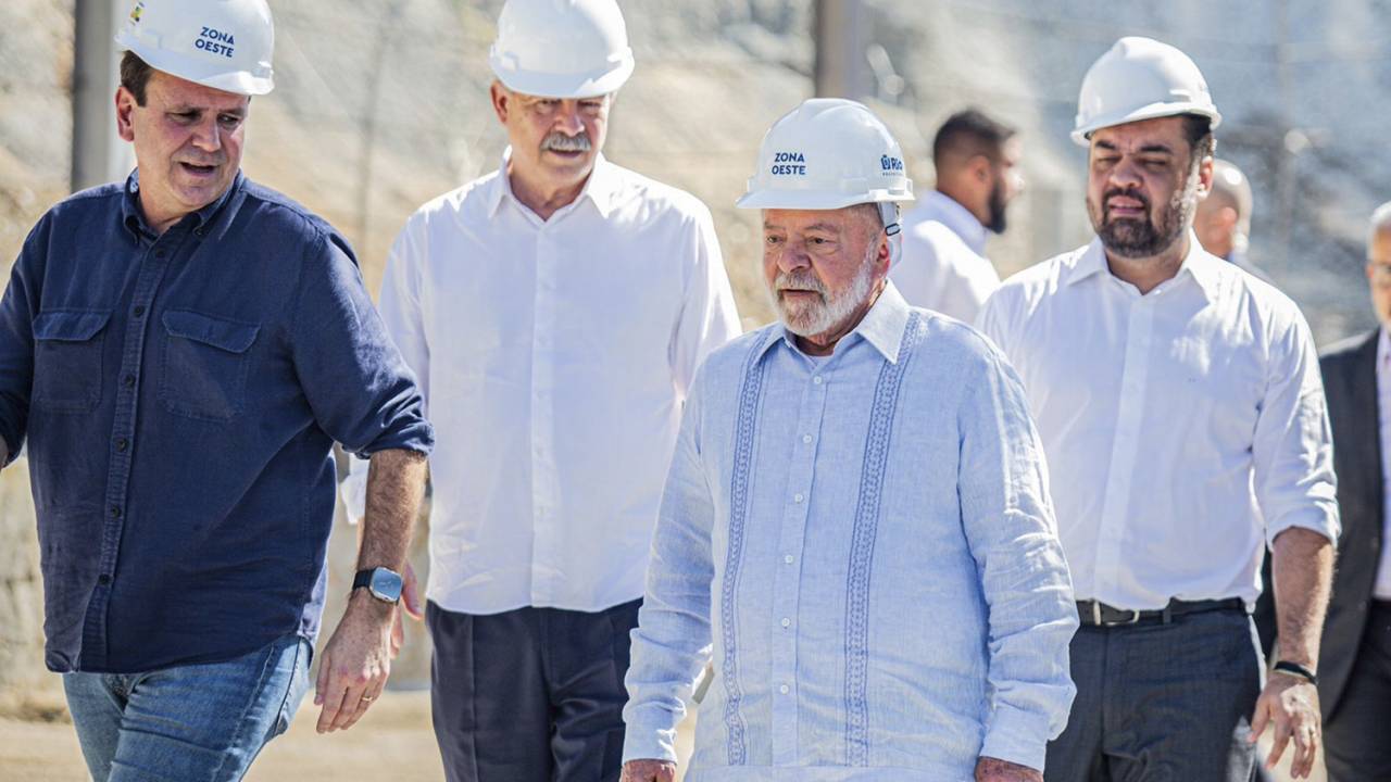 SÓ NA COSTURA - Lula no lançamento do PAC: ao lado do aliado Paes (à esq.) e de Castro (à dir.), de quem se aproxima