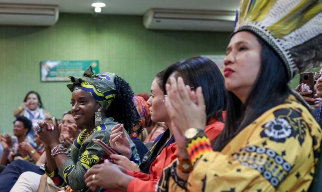 As bolsas de doutorado no exterior para mulheres quilombolas e indígenas
