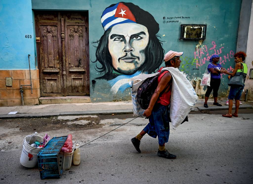 CUBA-DAILY LIFE CRISE - Catador de lixo reciclável em Havana: economia sofre com a queda no turismo e decisões equivocadas