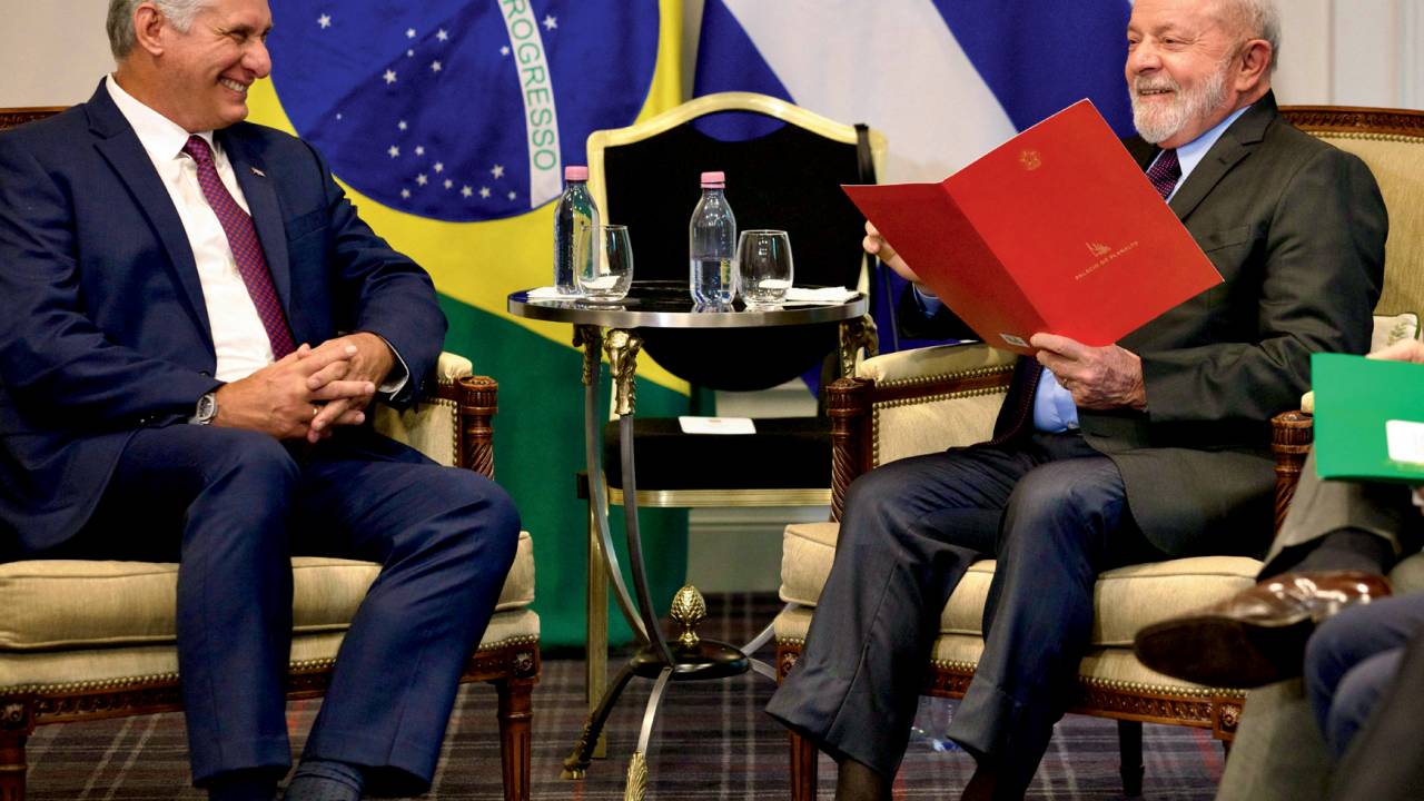 LAÇO REFEITO - Lula com Díaz-Canel (à esq.) em Paris: fim do distanciamento imposto durante o governo Bolsonaro
