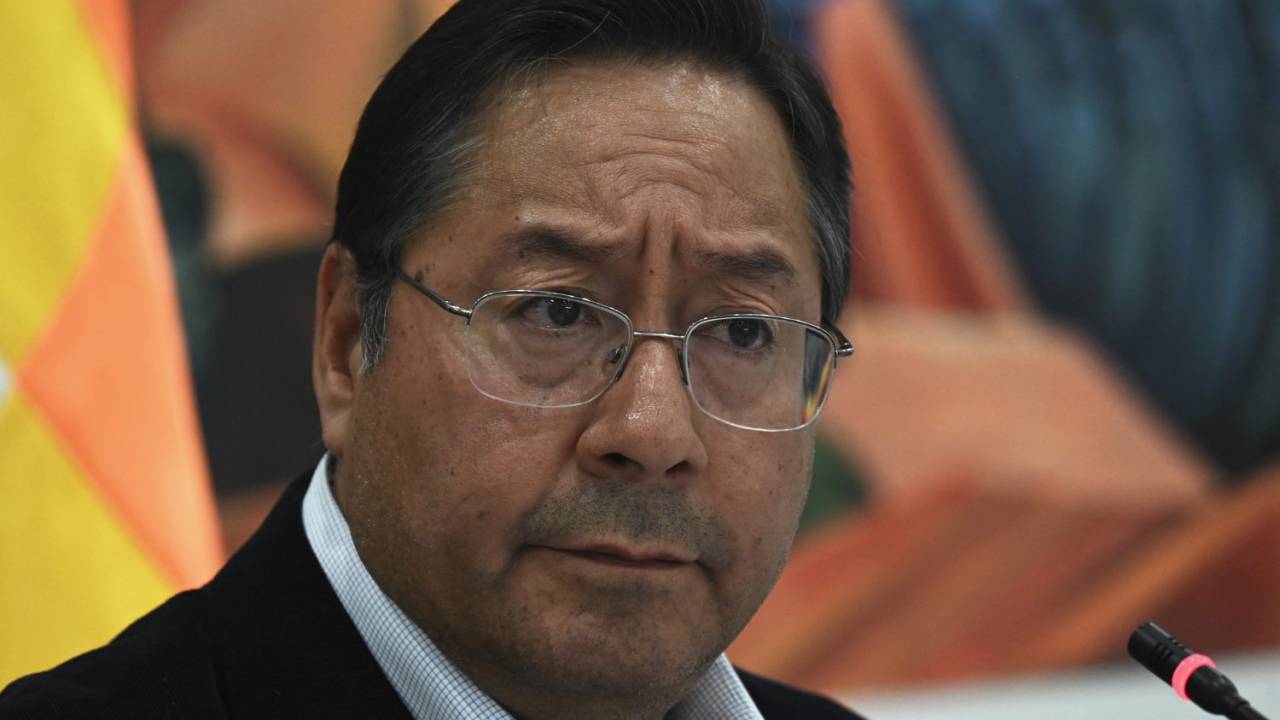Bolivian President Luis Arce gestures during a press conference at the Government Palace in La Paz, on August 31, 2023. President Luis Arce acknowledged this Thursday that Bolivia suffered a decrease in its gas production, since the middle of the last decade, because it failed to replenish its reserves, although it promised investments to restore the natural resource. (Photo by AIZAR RALDES / AFP)
