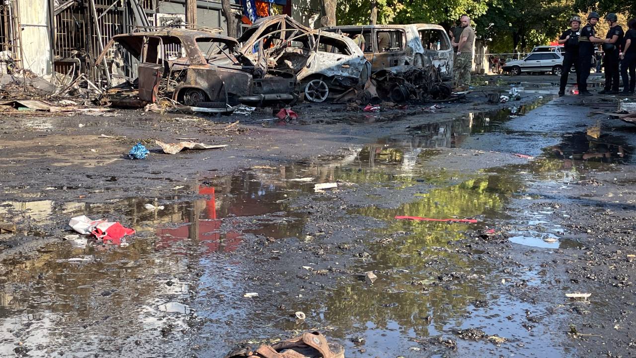 Ukrainian police officers stand near car wreckages following a Russian strike in Kostyantynivka, Ukraine's eastern Donetsk region on September 6, 2023, amid the Russian invasion of Ukraine. Ukrainian President said a Russian strike on a market in east Ukraine had killed more than a dozen people and wounded more, as US Secretary of State was visiting Kyiv. (Photo by STRINGER / AFP)