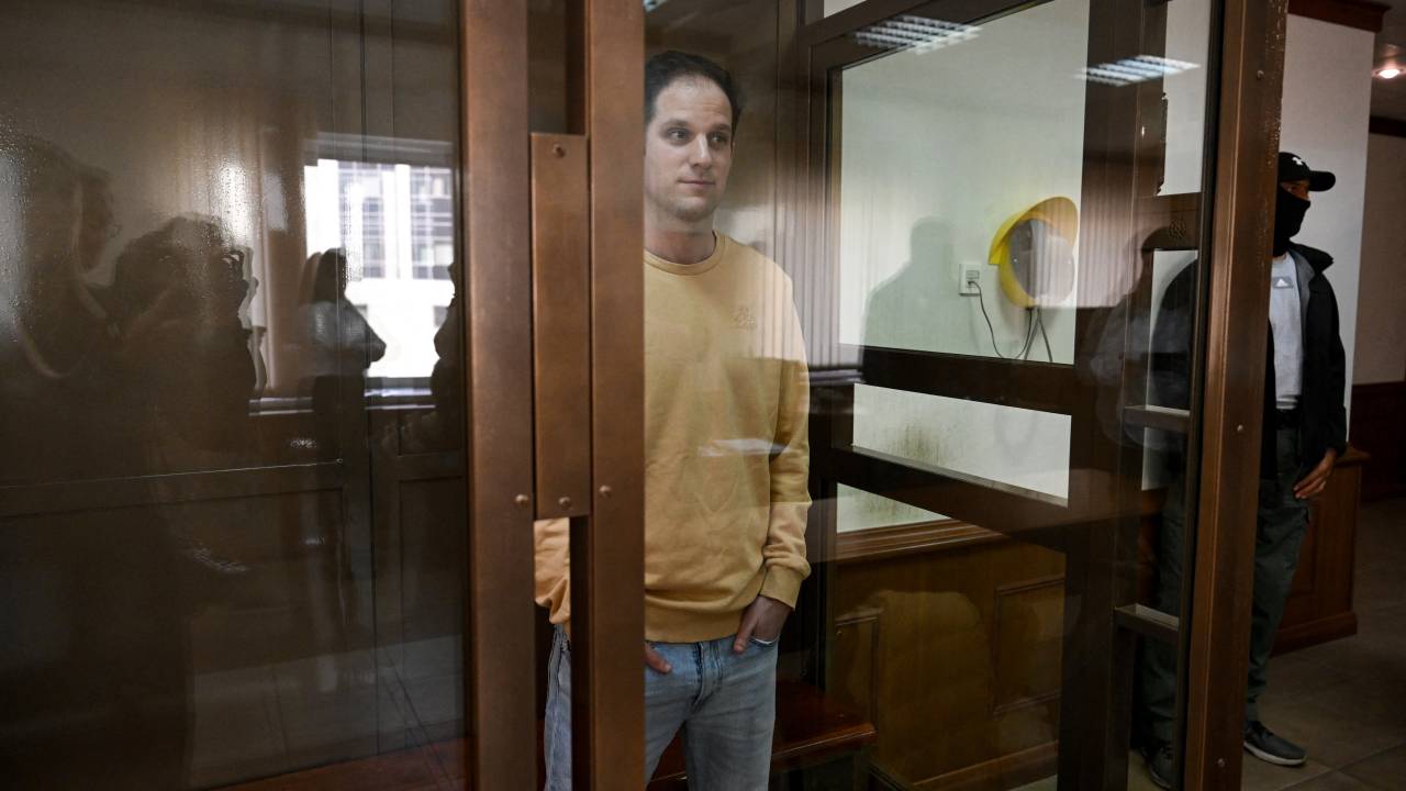 US journalist Evan Gershkovich, arrested on espionage charges, stands inside a defendants' cage before a hearing to consider an appeal on his extended pre-trial detention at the Moscow City Court in Moscow on September 19, 2023. Gershkovich was detained in March during a reporting trip to the Urals and accused of spying -- charges that he, the US government and his employer, the Wall Street Journal, vehemently deny. In August his pre-trial detention was extended by three months. (Photo by NATALIA KOLESNIKOVA / AFP)
