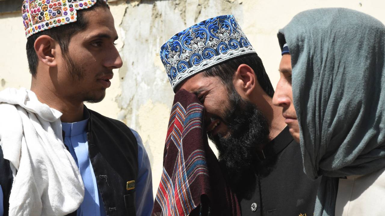 Relatives mourn the death of a blast victim at a hospital in Quetta on September 29, 2023, after a suicide bomber targeted a procession marking the birthday of Islam's Prophet Mohammed in Mastung district. At least 25 people were killed and dozens more wounded on September 29 by a suicide bomber targeting a procession marking the birthday of Islam's Prophet Mohammed in Pakistan's southwestern Balochistan province. (Photo by Banaras KHAN / AFP)