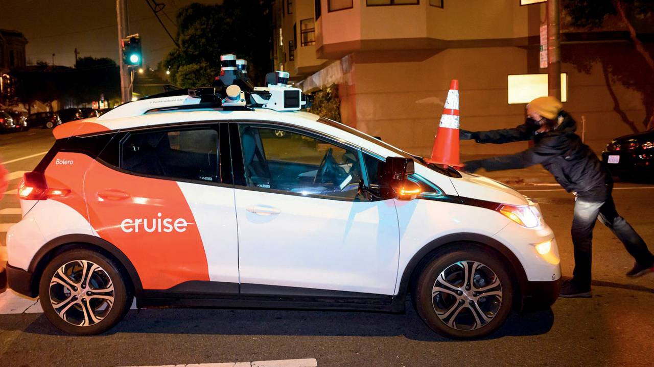 PROTESTO - Ativista paralisa carro com cone: revolução com freio puxado
