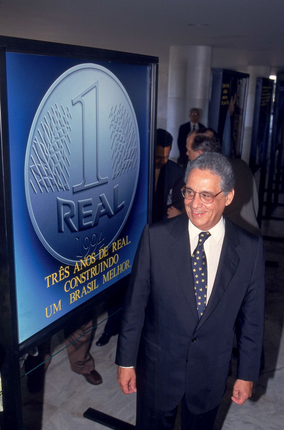 199x_FHC-REAL MOEDA .jpg ESTABILIDADE - Fernando Henrique Cardoso, o pai do Plano Real: paridade com o dólar