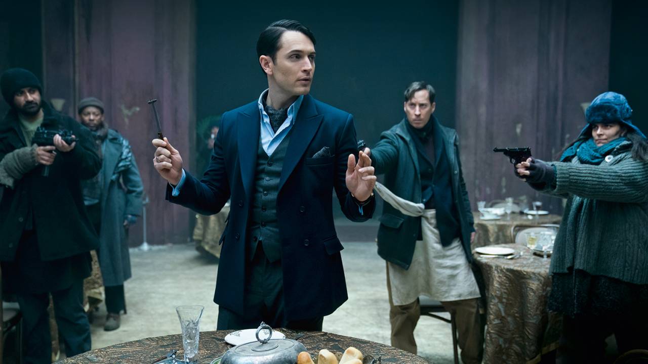 HOTEL PERIGOSO - Colin Woodell como Winston (ao centro): antes de John Wick