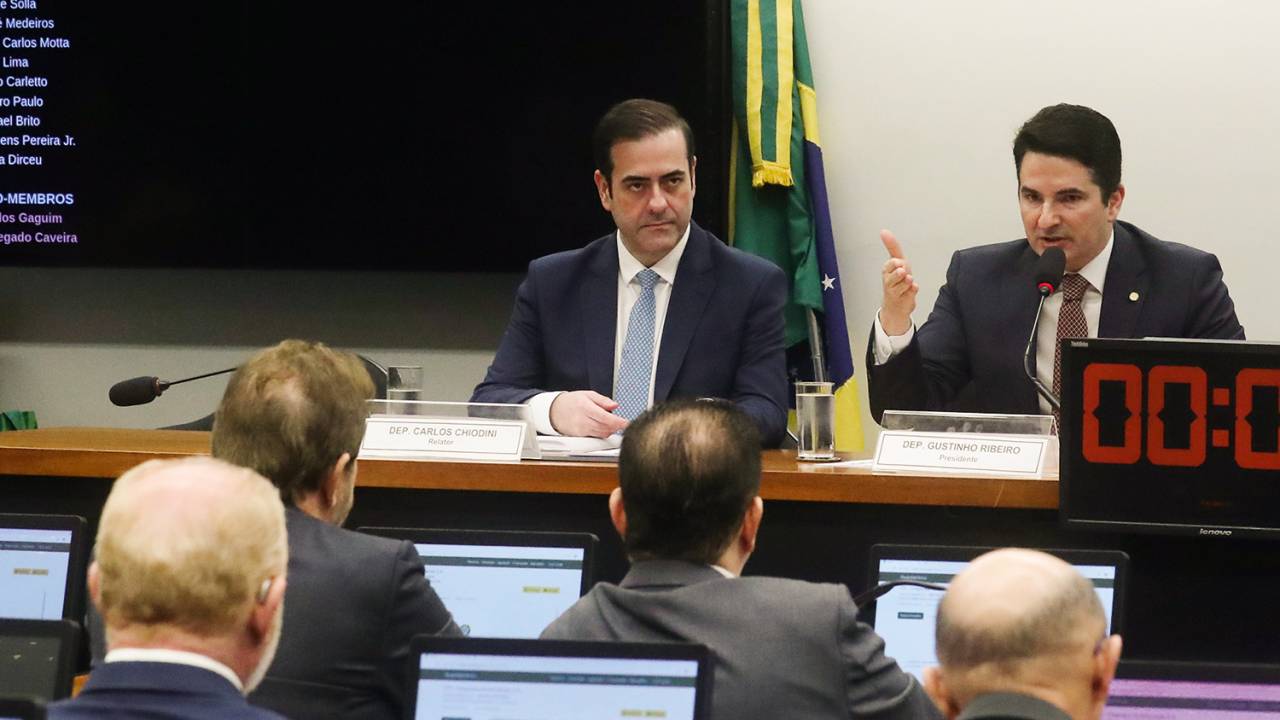 SILÊNCIO - O relator Carlos Chiodini e o presidente Gustinho Ribeiro: pretensão de elucidar os meandros da fraude contábil