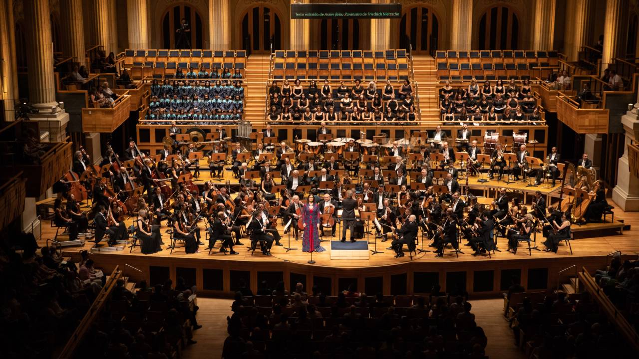Maestro Thierry Fischer regendo a Osesp com a participação de Anna Larsson