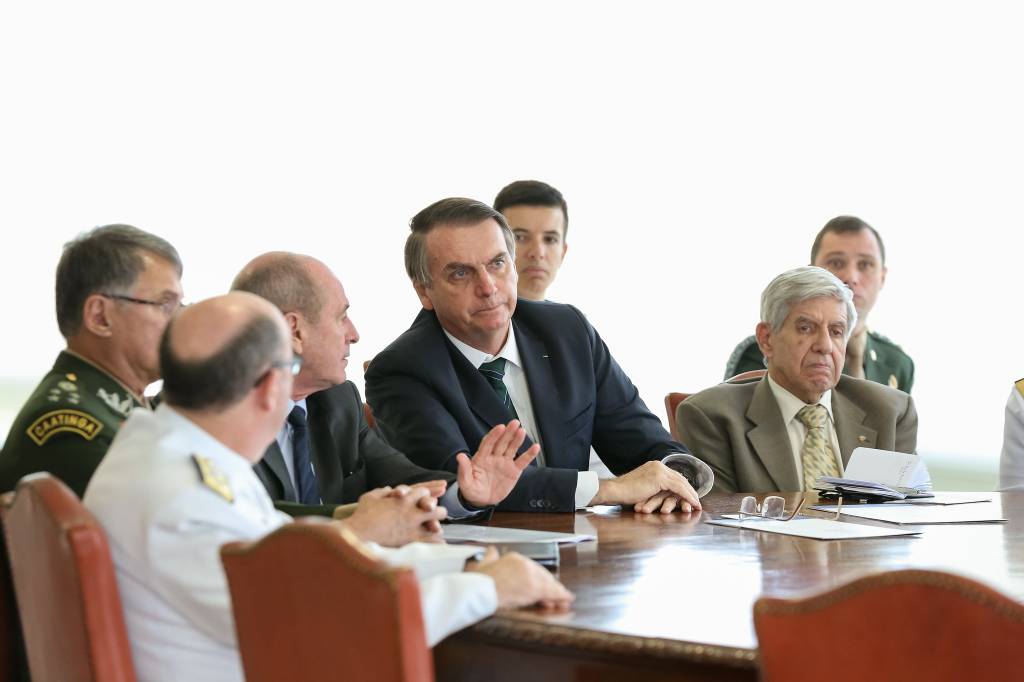 Reunião entre Bolsonaro, o então ministro da Defesa, Fernando Azevedo, e os então comandantes da Marinha, Exército e Aeronáutica, além do então ministro do GSI, Augusto Heleno e o ex-ajudante de ordens Mauro Cid (à direita, ao fundo) – Reunião entre Bolsonaro, o então ministro da Defesa, Fernando Azevedo, e os então comandantes da Marinha, Exército e Aeronáutica, além do então ministro do GSI, Augusto Heleno e o ex-ajudante de ordens Mauro Cid (à direita, ao fundo) -