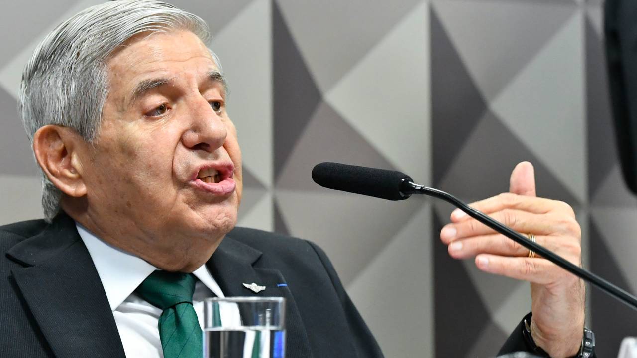 O general Augusto Heleno durante depoimento na CPMI do 8 de Janeiro