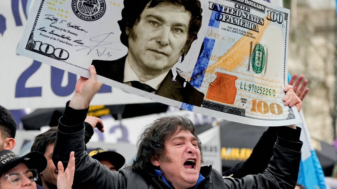 RADICAL - Milei em campanha em Buenos Aires: ele também quer fechar o Banco Central e eliminar o ensino público