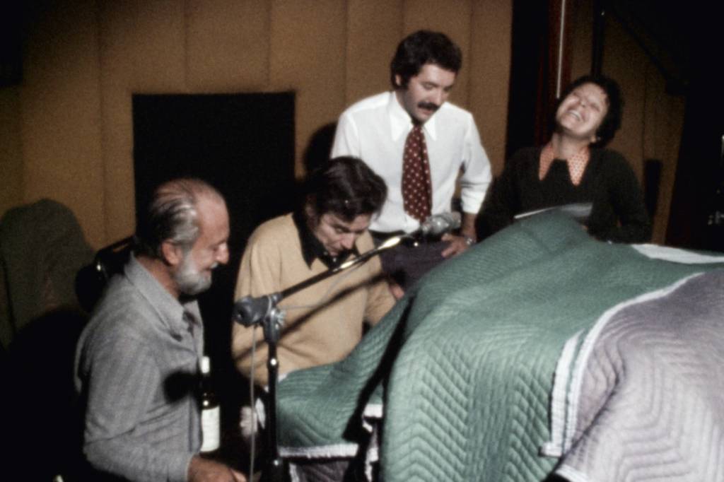 DOC-ELIS-_-TOM-13.jpg ATRITO - Aloysio de Oliveira, Mariano e Elis ao redor de Jobim: rota de colisão