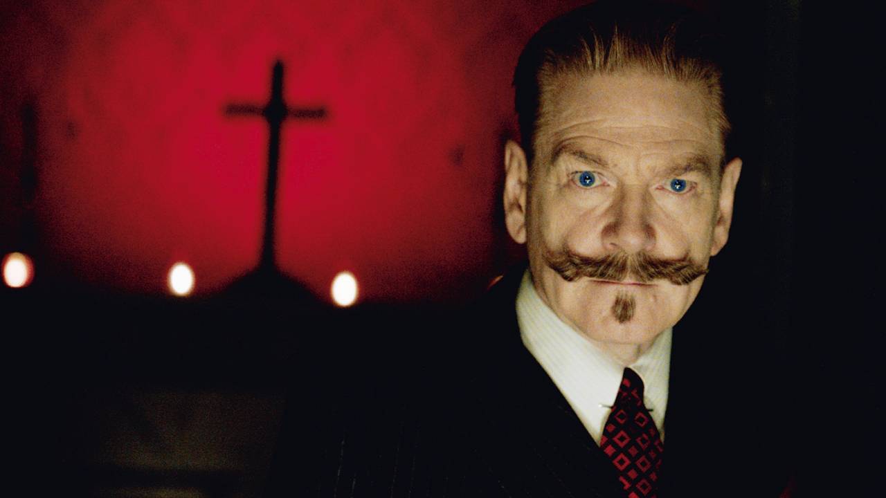 QUEM MATOU? - Branagh como o detetive Poirot: assassinatos numa casa supostamente mal-assombrada em Veneza