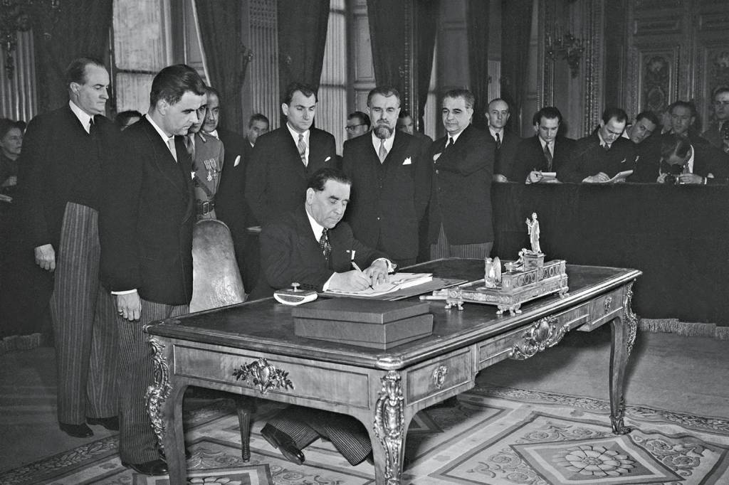 GettyImages-105216890.jpg PAZ? - Assinatura do Tratado de Paris, que pôs fim à II Guerra: caminho para uma nova geopolítica na Europa