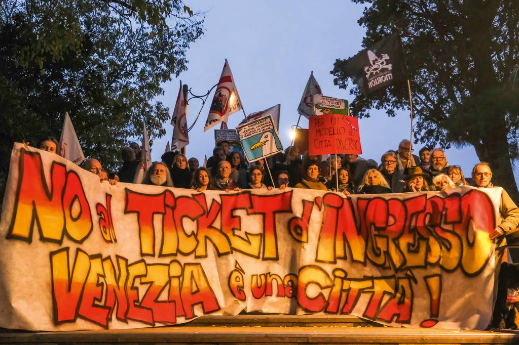 GettyImages-1442800584.jpg BASTA - Manifestação em Veneza: taxas e regras para controlar os forasteiros