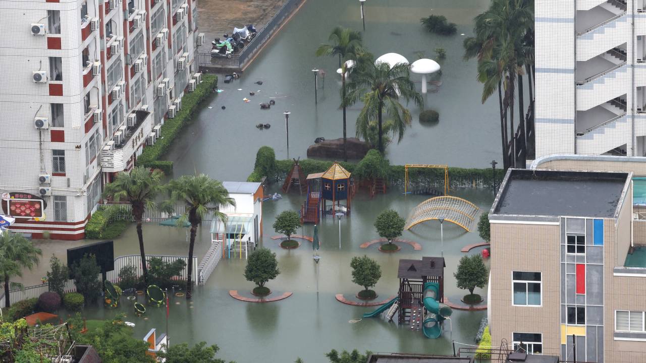 Uma rua inundada em Fuzhou, província de Fujian, na China. 06/09/2023