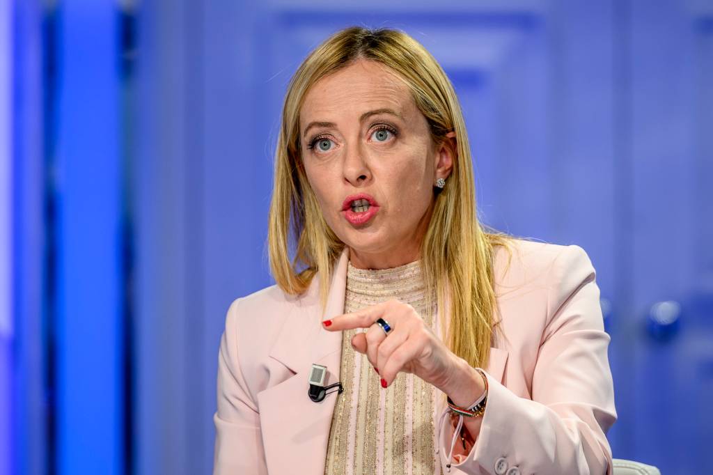 Itália aprova medidas mais rígidas para deter chegada de imigrantes