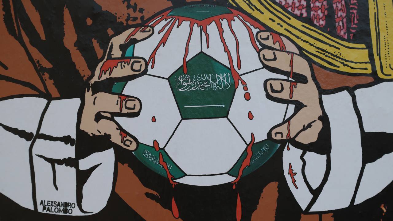 Um mural representando Mohammed bin Salman pintado por aleXsandro Palombo fora do Estádio San Siro antes da partida da Liga dos Campeões da UEFA entre AC Mila e Newcastle United FC no Stadio Giuseppe Meazza em Milão, Itália. 19/09/2023 -