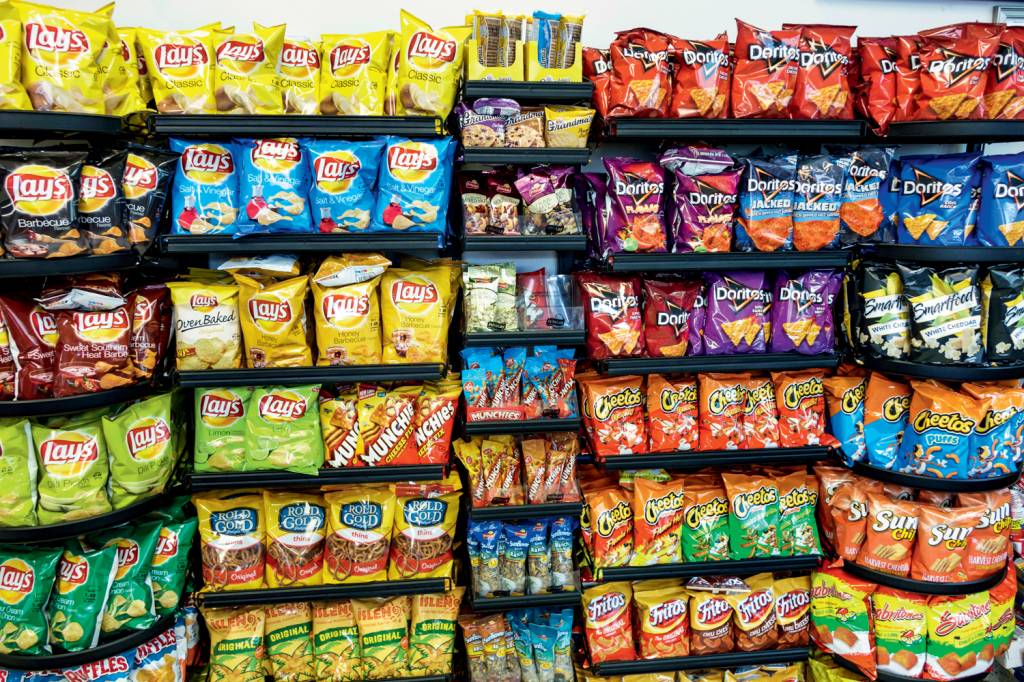 Junk food for sale in a convenience store at Canoe Creek Service Plaza. NO SUPERMERCADO - Mudança: nova rotulagem mira ingredientes perigosos