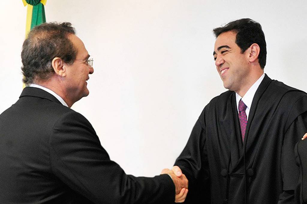 NOVA-RENAN—CORTE-E-SEM-O-HOMEM-NO-MEIO.jpg NO PÁREO - Calheiros e Dantas: nomeação para o STF faz parte do xadrez político
