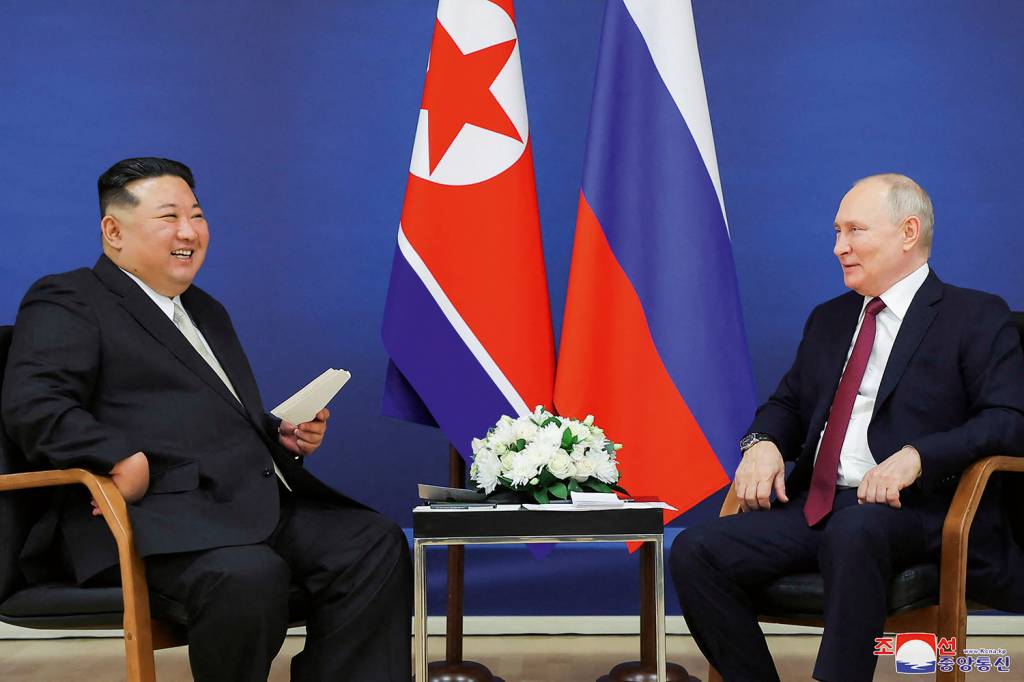 PUTIN—KIM-000_33V4646.jpg PAPO FIRME - Kim (à esq.): no encontro com Putin, rara chance de discutir assunto sério e relevante — no caso, a troca de armamentos por tecnologia
