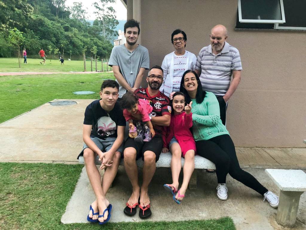 LIsandraCrédito: Arquivo Pessoal MÃO DUPLA - Lisandra (à dir.) com os filhos e os pais: eles também a ajudam