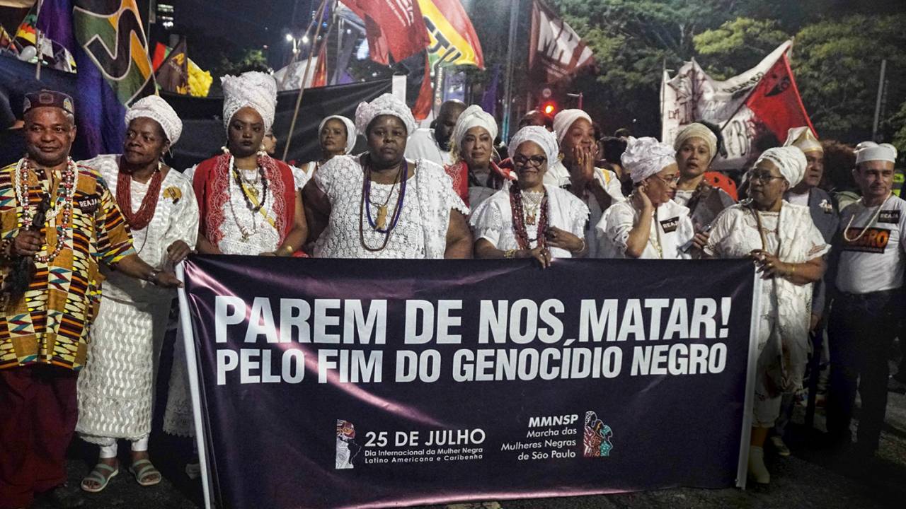 PEDIDO DE JUSTIÇA - Movimento negro protesta em Salvador contra a morte de Mãe Bernadete: três presos